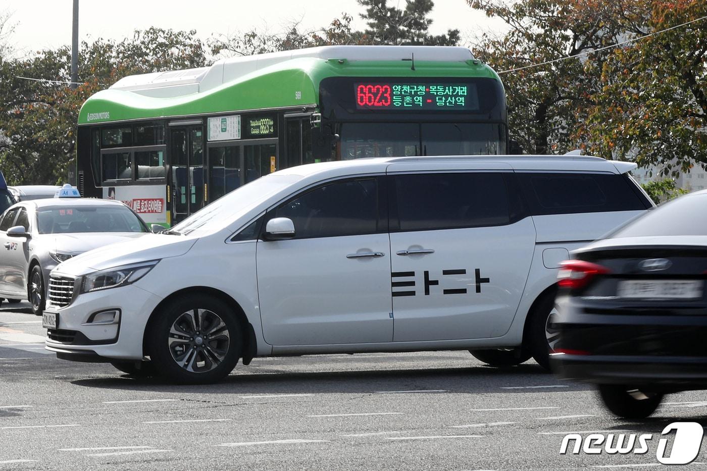 본문 이미지 - 서울 시내에서 타다 차량이 도로 위를 달리고 있다. 2019.10.29/뉴스1 ⓒ News1 민경석 기자