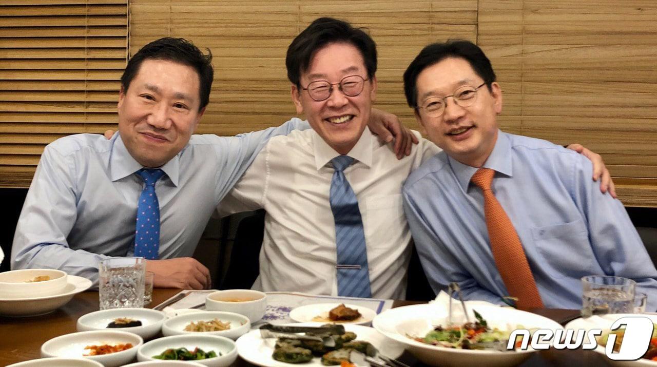 본문 이미지 - 더불어민주당 민주연구원 양정철 원장, 김경수 경남지사, 이재명 경기지사가 2019년 10월 28일 경기도 수원에서 만찬 회동을 하고 있다. (민주연구원 제공) ⓒ News1 DB