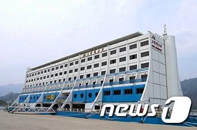 본문 이미지 - 과거 금강산 관광지구에서 운영됐던 수상 호텔인 &#39;해금강 호텔&#39; 전경&#39;.&#40;통일부 제공&#41; 2019.10.29/뉴스1