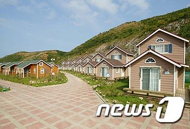 본문 이미지 - 통일부가 공개한 금강산관광지구 남측 시설 중 '금강펜션타운'. 다인관광이 소유·운영, 2003년 12월 개관한 금강펜션타운은 펜션 34동(150명 수용), 매점 등의 부대시설을 갖췄다. (통일부 제공) 