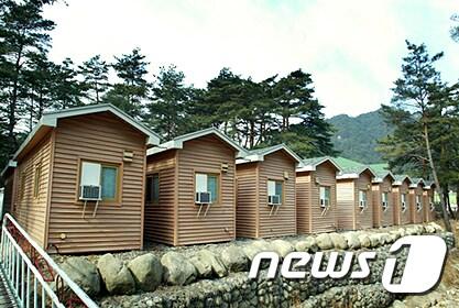 본문 이미지 - 통일부가 29일 공개한 금강산관광지구 남측 시설 중 '온천빌리지'. 현대아산이 소유·운영, 2000년 개관한 온천빌리지는 단층 66동으로 구성됐다. (통일부 제공) 2019.10.29/뉴스1