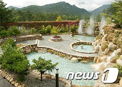 본문 이미지 - 금강산관광지구 남측 시설 중 '금강산온천'. (통일부 제공) 2019.10.29/뉴스1