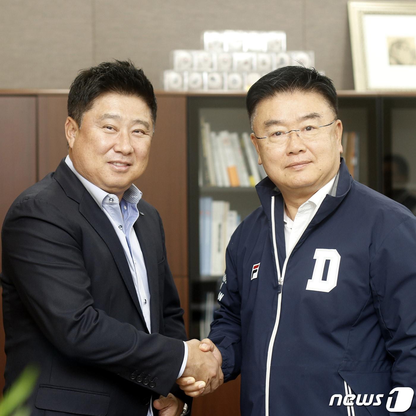 본문 이미지 - 두산 베어스 김태형 감독과 김태룡(오른쪽) 단장. (두산베어스 제공) 2019.10.29/뉴스1