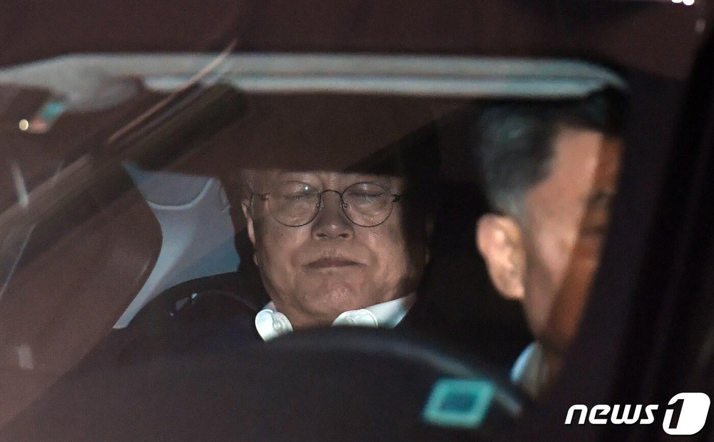문재인 대통령이 29일 오후 부산 중구의 한 병원에서 모친 강한옥 여사의 임종을 지켜본 후 빈소로 이동하는 차량에 탑승해 있다. 청와대는 문재인 대통령의 모친 강한옥 여사가 29일 부산 시내의 한 병원에서 별세했다고 전했다. 향년 92세. 2019.10.29/뉴스1 ⓒ News1 여주연 기자