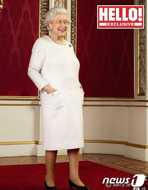 본문 이미지 - 편안한 옷차림에 주머니에 손을 넣은 채  찍은 엘리자베스 2세 여왕의 사진. 연예전문잡지 헬로 표지 ⓒ 뉴스1