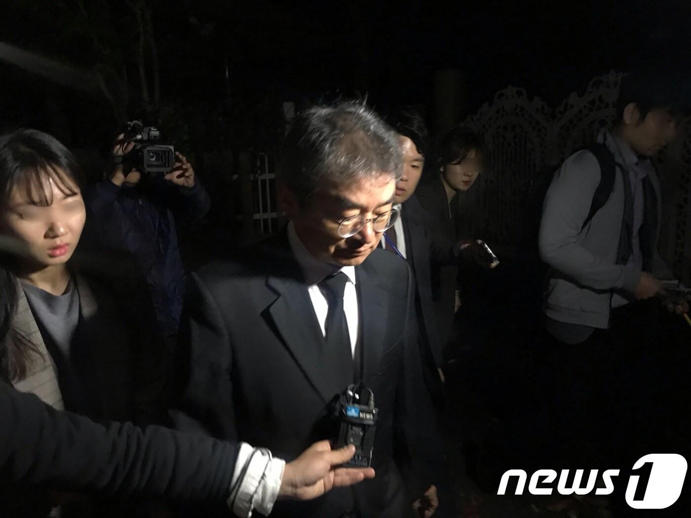 본문 이미지 - 이호철 전 청와대 민정수석이 지난 29일 오후 10시10분쯤 문 대통령의 모친 강한옥 여사의 빈소가 마련된 부산 수영구 남천성당을 빠져나오고 있다. 2019.10.29/뉴스1 ⓒ News1 박세진 기자