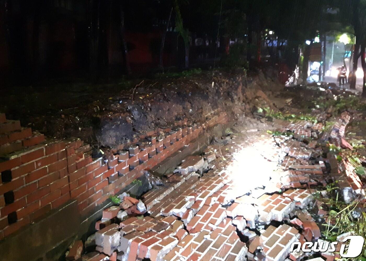 본문 이미지 - 제18호 태풍 '미탁'의 영향으로 대구에 많은 비가 내리는 가운데 2일 9시 40분쯤 달서구 용산동 도로 옆 담장이 비바람에 붕괴됐다.  (대구소방안전본부 제공) 2019.10.3/뉴스1 ⓒ News1 공정식 기자