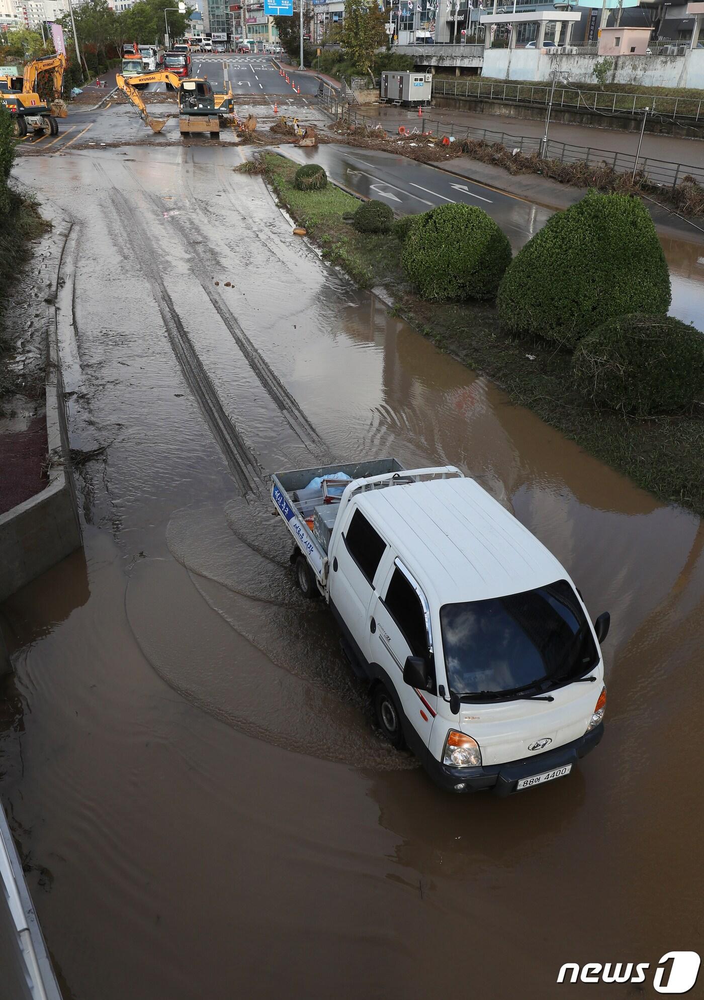본문 이미지 - 3일 오전 제18호 태풍 '미탁(MITAG)'의 영향으로 울산시 중구 울산교 하부도로가 물에 잠겨 관계자들이 긴급 복구작업을 하고 있다. 태화강은 한때 홍수주의보가 발령됐다. 2019.10.3/뉴스1 ⓒ News1 윤일지 기자