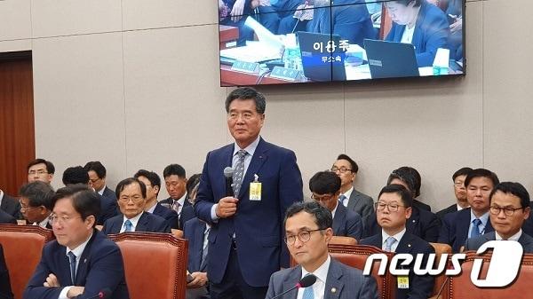 본문 이미지 - 손옥동 LG화학 사장이 마이크를 들고 2일 열린 산자위 국감에서 발언하고 있다.(김동규 기자)ⓒ 뉴스1