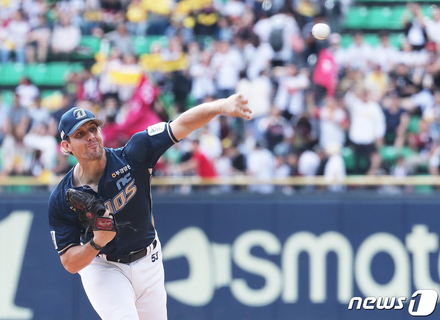 본문 이미지 - 3일 오후 서울 송파구 잠실야구장에서 열린 '2019 KBO리그' 프로야구 포스트시즌 와일드카드 결정전 1차전 LG 트윈스와 NC 다이노스의 경기에서 NC 선발 프리드릭이 역투하고 있다. 2019.10.3/뉴스1 ⓒ News1 이재명 기자