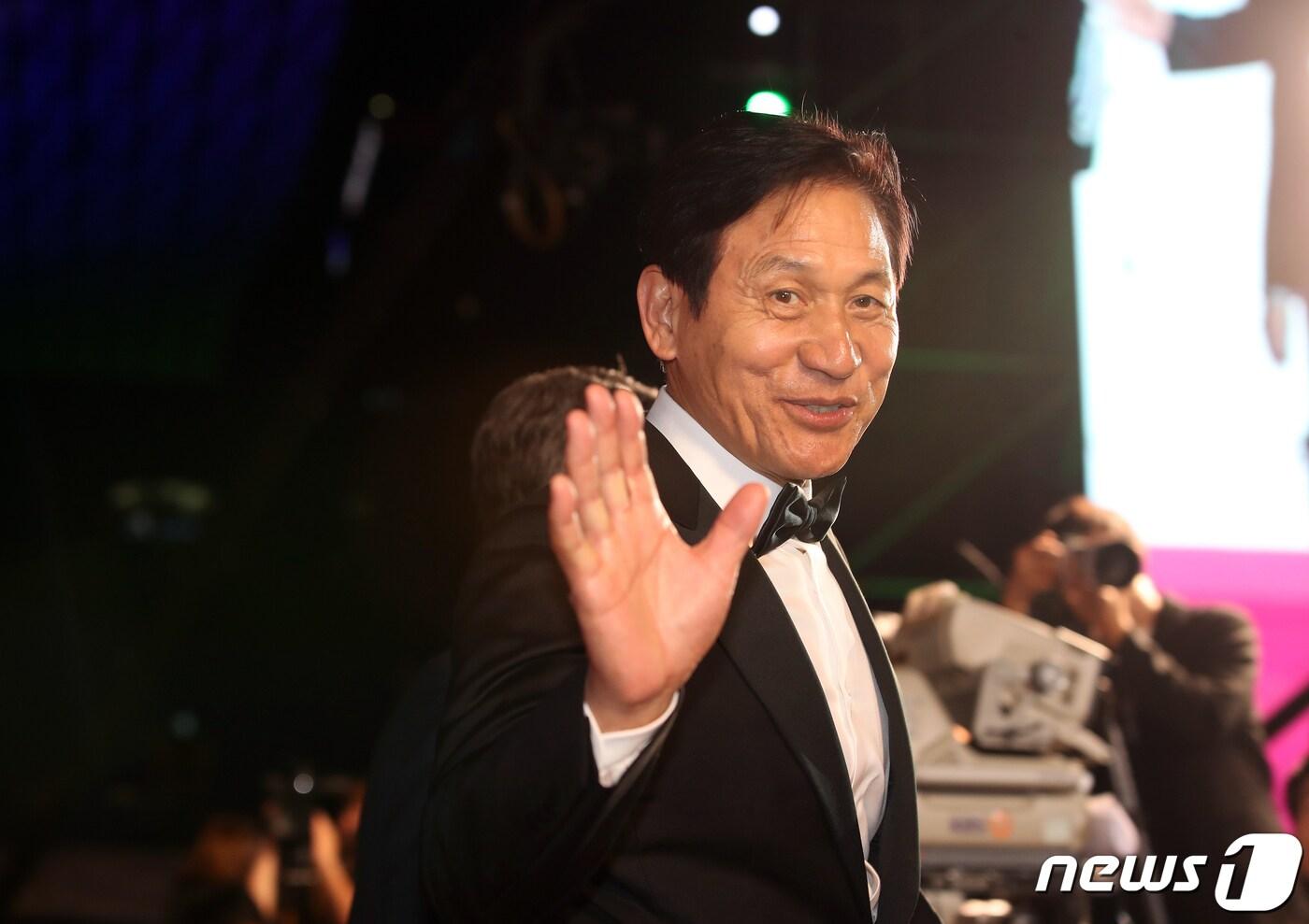 본문 이미지 - 배우 안성기가 3일 오후 부산 해운대구 영화의 전당에서 열린 제24회 부산국제영화제(BIFF) 개막식에 참석해 포즈를 취하고 있다. 2019.10.3/뉴스1 ⓒ News1 여주연 기자