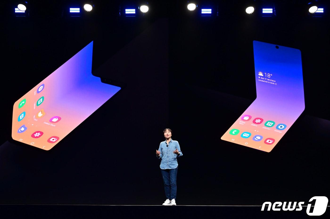 본문 이미지 - 29일(현지시간) 미국 캘리포니아주 새너제이 컨벤션 센터에서 진행된 '삼성 개발자 콘퍼런스 2019'에서 삼성전자 무선사업부 프레임워크R&D그룹 정혜순 상무가 폴더블 카테고리의 무한한 가능성에 대해 소개하고 있다. (삼성전자 제공) 2019.10.30/뉴스1