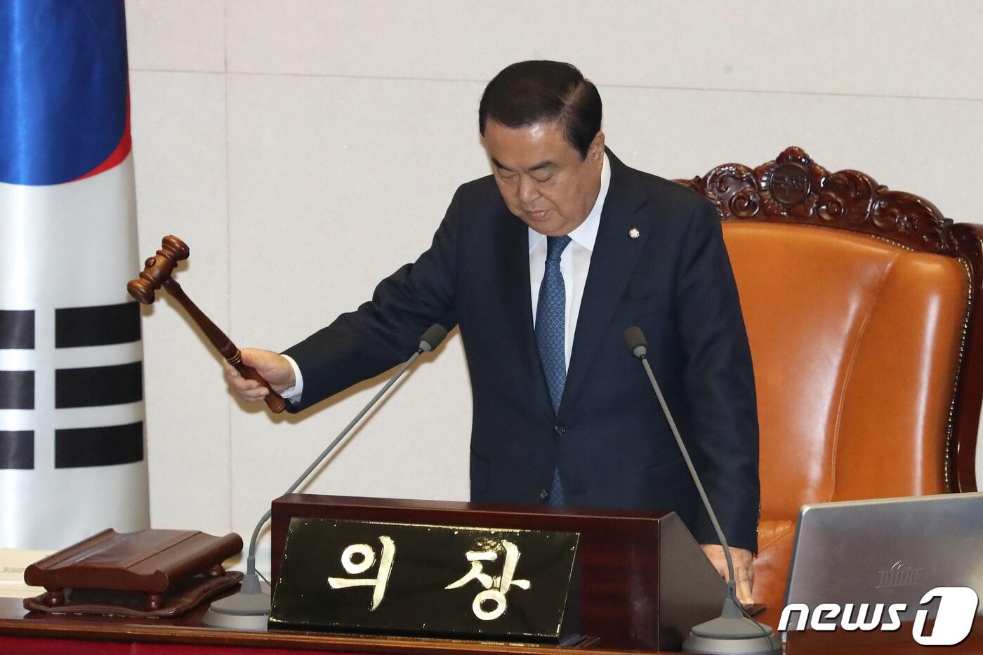 본문 이미지 - 문희상 국회의장이 30일 오전 서울 여의도 국회 본회의장에서 열린 제371회국회(정기회) 제9차 본회의에서 의사봉을 두드리고 있다. 2019.10.30/뉴스1 ⓒ News1 임세영 기자