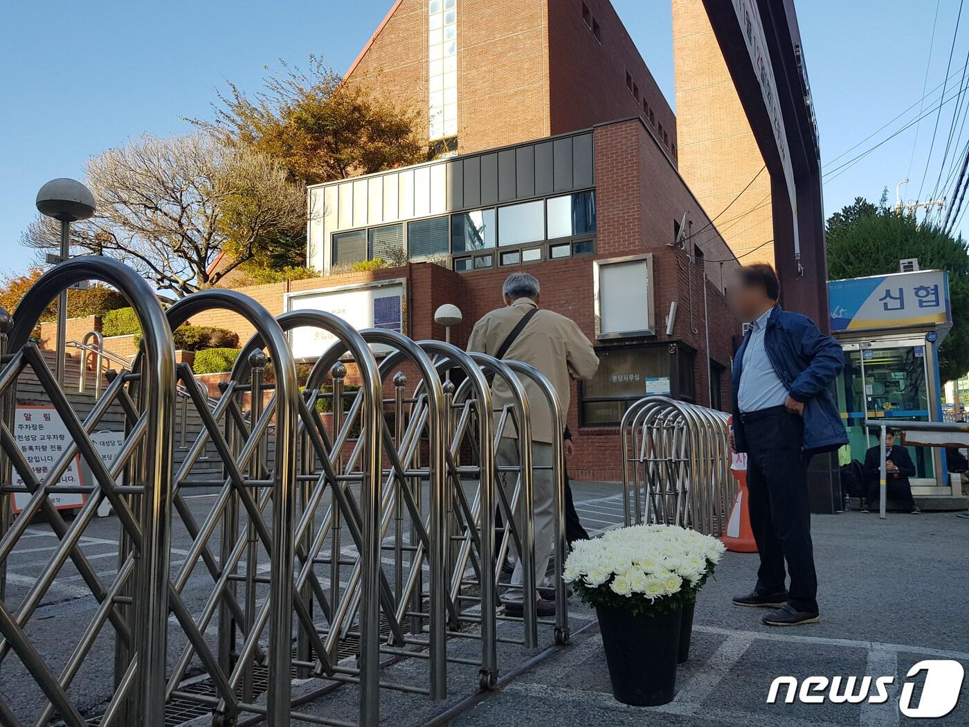 본문 이미지 - 30일 오전 문재인 대통령의 모친 故강한옥 여사의 빈소가 마련된 부산 수영구 남천성당에 한 시민이 보낸 조화가 장례식장으로 들어가고 있다. 2019.10.30/뉴스1 ⓒ News1 여주연 기자