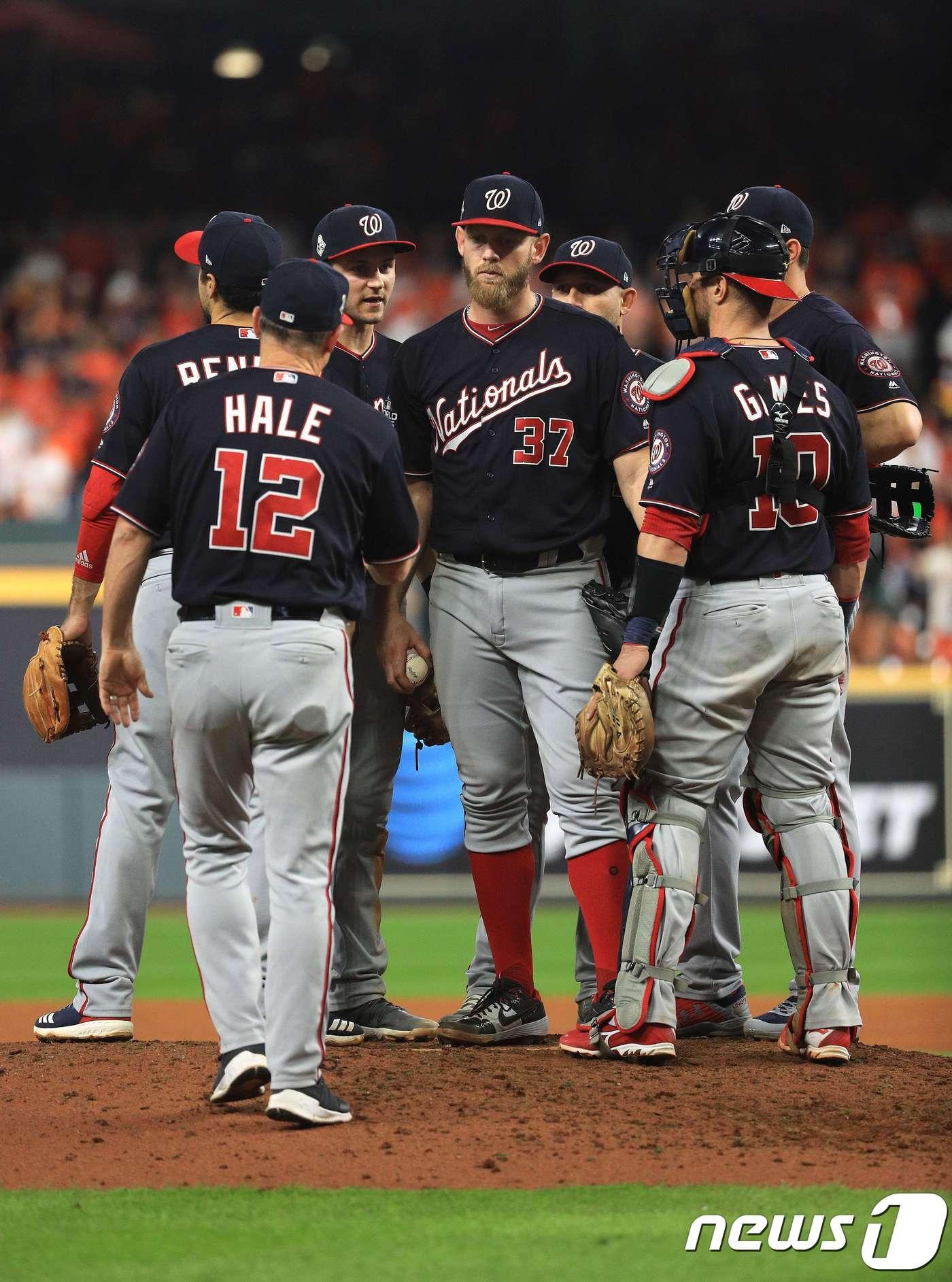 본문 이미지 - 워싱턴 내셔널스 스티븐 스트라스버그가 30일(한국시간) 미국 텍사스주 휴스턴 미닛메이드파크에서 열린 2019 메이저리그 월드시리즈(7전4선승제) 6차전에 선발 등판해 휴스턴 애스트로스를 상대로 8⅓이닝 2실점 호투를 펼쳤다. ⓒ AFP=뉴스1