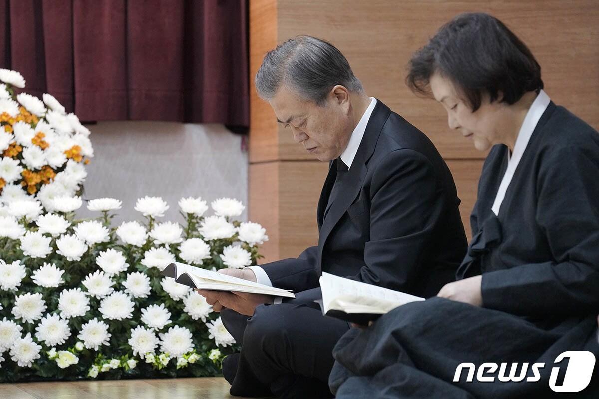 본문 이미지 - 문재인 대통령과 김정숙 여사가 30일 오전 부산 남천성당에 마련된 문 대통령의 어머니 고 강한옥 여사의 빈소에서 연미사를 드리고 있다. (청와대 제공) 2019.10.30/뉴스1