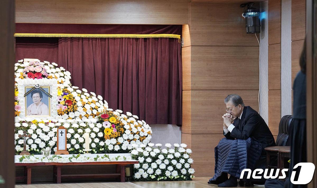 본문 이미지 - 문재인 대통령이 30일 오전 부산 남천성당에 마련된 문 대통령의 어머니 고 강한옥 여사의 빈소에서 생각에 잠겨 있다. (청와대 제공) 2019.10.30/뉴스1