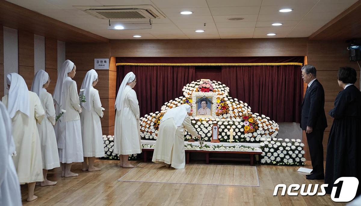본문 이미지 - 30일 오전 부산  남천성당에 마련된 문재인 대통령의 어머니 고 강한옥 여사의 빈소를 찾은 부산성베네딕도수녀원 수녀들이 헌화하고 있다. (청와대 제공) 2019.10.30/뉴스1