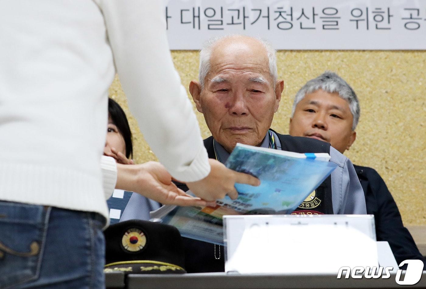 본문 이미지 - 강제징용 피해자 이춘식 할아버지. 2019.10.30/뉴스1 ⓒ News1 이재명 기자