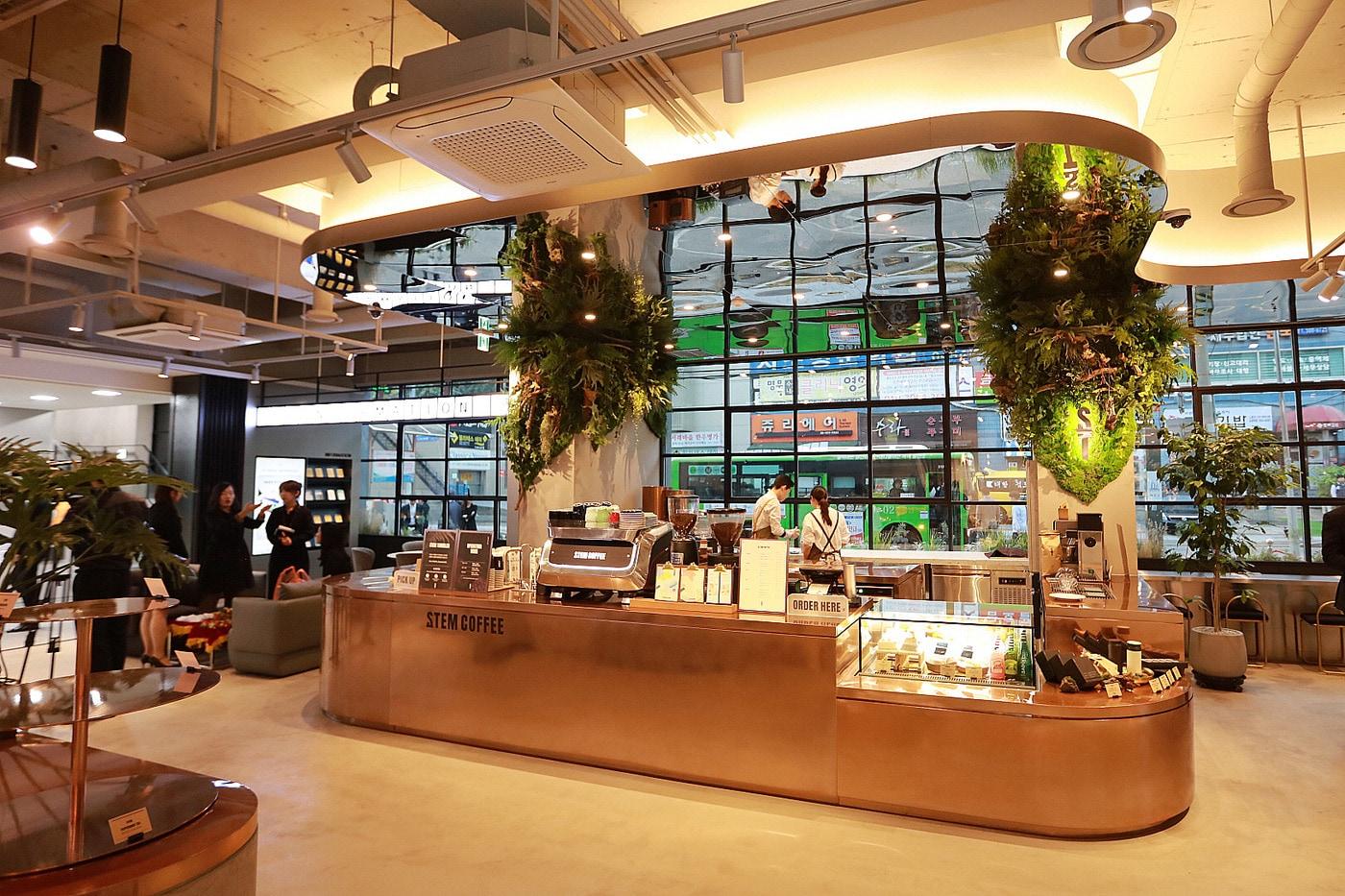 서울  서초구서초동 소재 KB국민은행 서초동종합금융센터 내 1층 카페형 대기공간(KB국민은행 제공).ⓒ 뉴스1