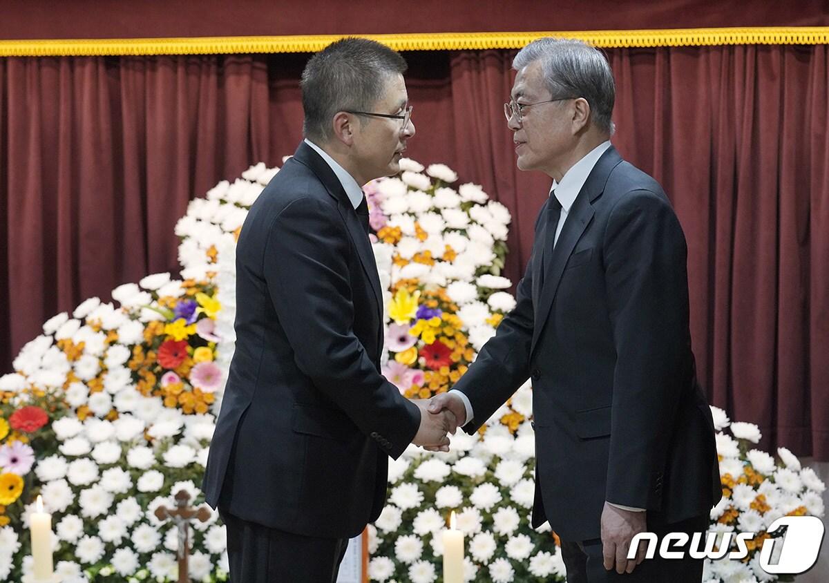 본문 이미지 - 문재인 대통령이 30일 오후 부산 남천성당에 마련된 모친 고 강한옥 여사의 빈소를 찾은 황교안 자유한국당 대표와 인사하고 있다.(청와대 제공)2019.10.30/뉴스1