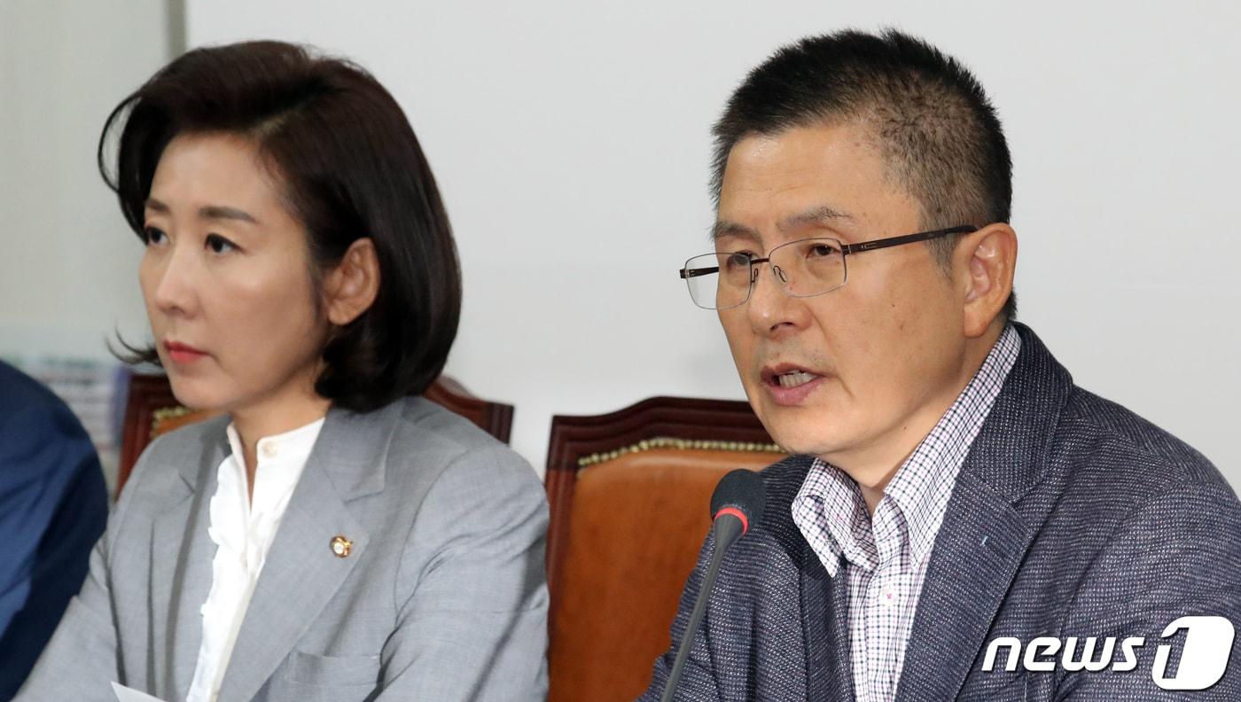 본문 이미지 - 황교안 자유한국당 대표가 31일 서울 여의도 국회에서 열린 최고위원회의에서 모두발언을 하고 있다. 2019.10.31/뉴스1 ⓒ News1 김명섭 기자