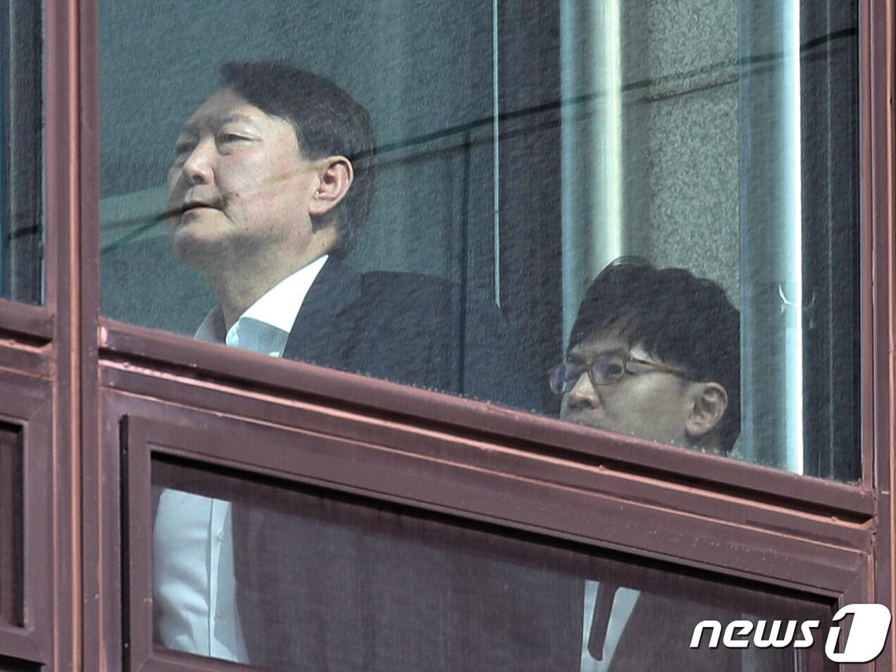 본문 이미지 - 2019년 10월 31일 윤석열 검찰총장과 한동훈 반부패·강력부장이 서울 서초구 대검찰청 청사에서 점심식사를 하기 위해 구내식당으로 이동하고 있는 모습. 2019.10.31/뉴스1 ⓒ News1 DB