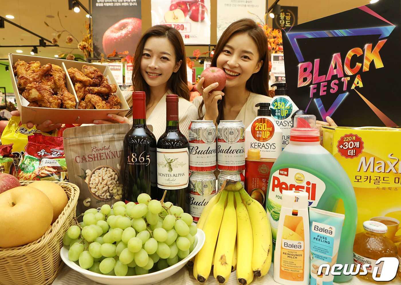 본문 이미지 - 31일 오전 롯데마트 서울역점에서 모델들이 내수 진작과 국내 소비 활성화를 위한 ’롯데 블랙 페스타’를 소개하고 있다. 행사 기간 롯데마트는 신선 식품, 가공식품, 생활용품 등의 다양한 상품을 최대 50% 할인 판매한다. (롯데쇼핑 제공) 2019.10.31/뉴스1