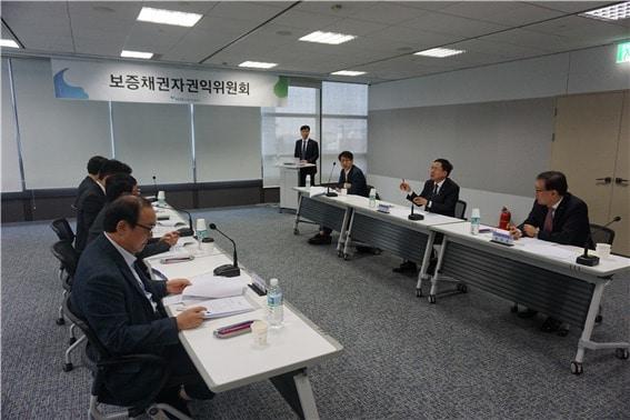 본문 이미지 - 지난 10월 29일 개최된 '보증채권자권익위원회' 회의에서 위원들이 다양한 의견을 제시하면서 회의를 진행하고 있다./사진제공=HUGⓒ 뉴스1