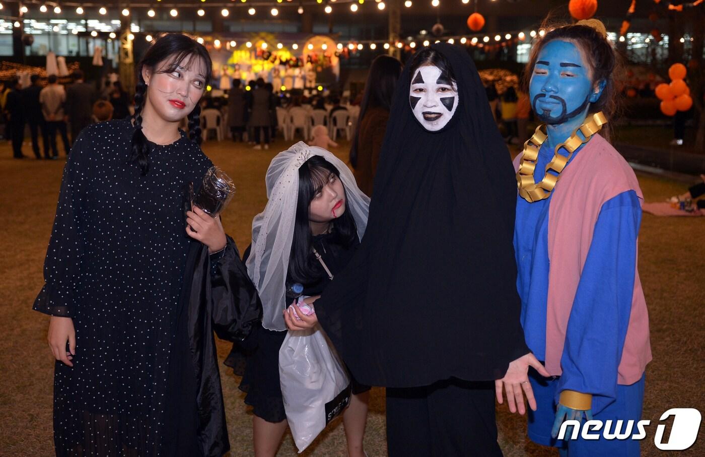본문 이미지 - 10월의 마지막 날인 31일 광주 광산구 광주여자대학교 잔디광장에서 열린 제20회 어등방송축전인 '할로윈파티'에 경찰법학과 4학년 학생들이 지니와 가오나시, 유령신부, 저주받은 인형 등의 분장을 하고 포즈를 취하고 있다. 2019.10.31/뉴스1 ⓒ News1 박준배 기자
