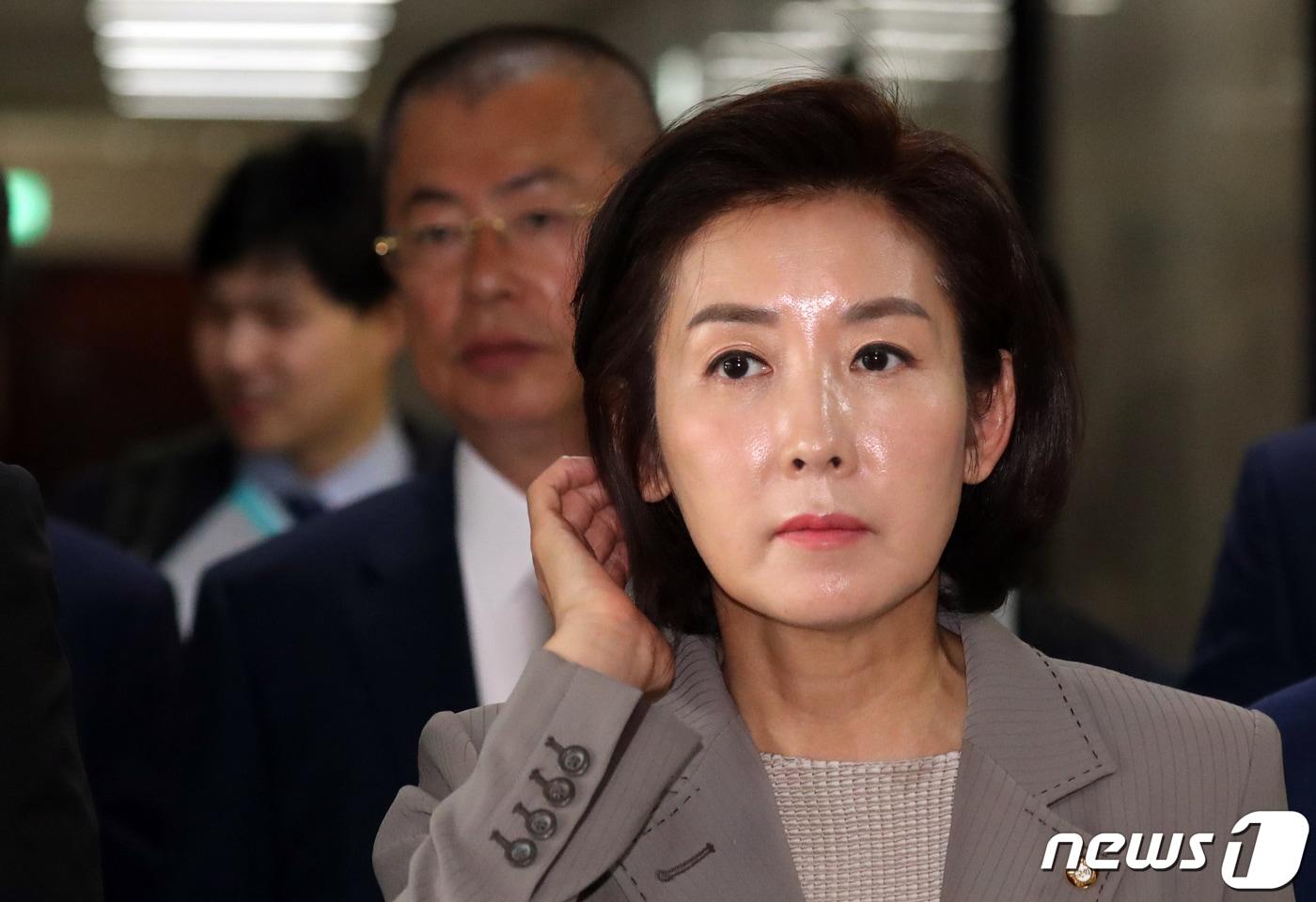 본문 이미지 - 나경원 자유한국당 원내대표가 4일 서울 여의도 국회에서 열린 '文실정 및 조국 심판' 국정감사대책회의에 참석하고 있다. 2019.10.4/뉴스1 ⓒ News1 김명섭 기자