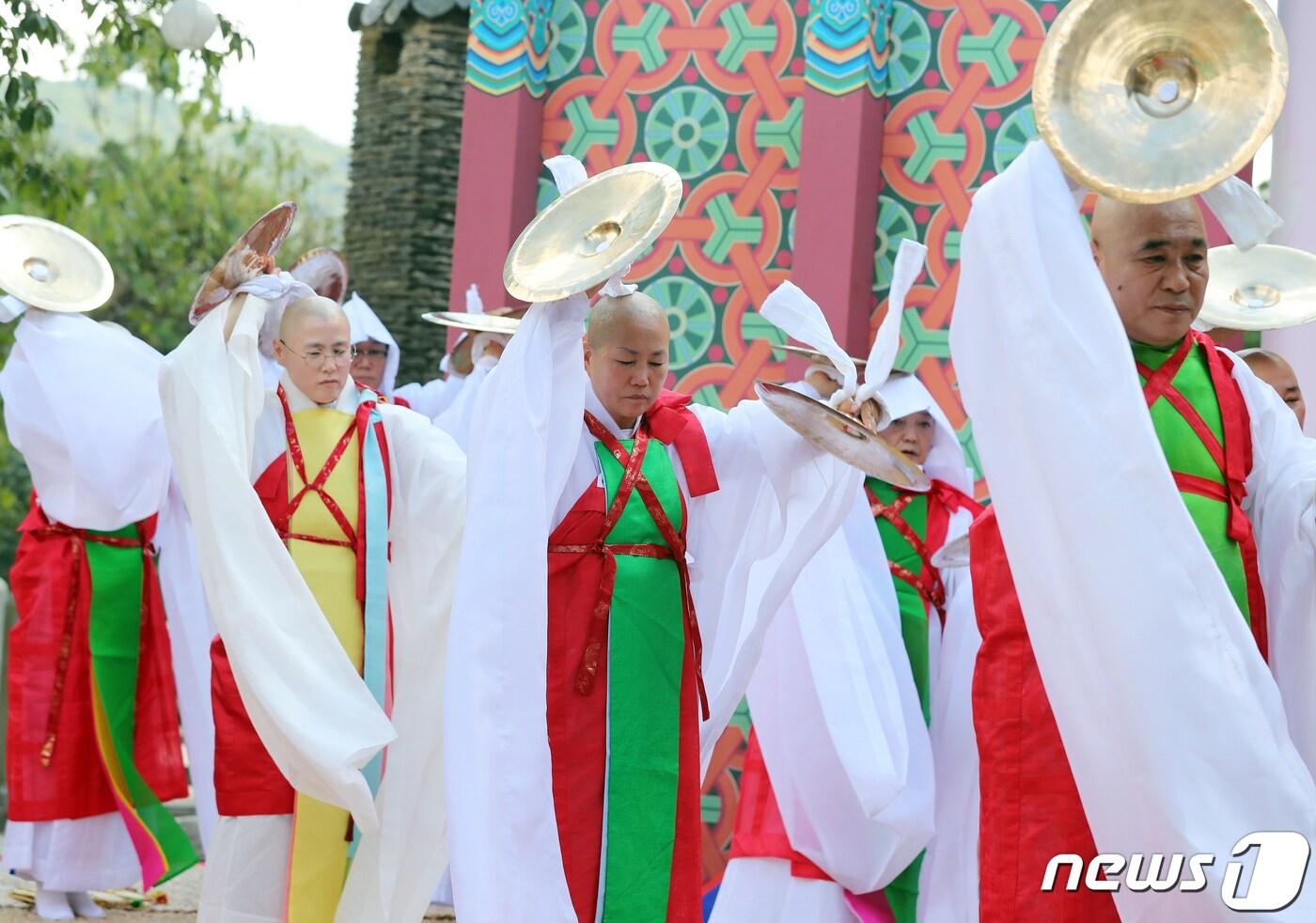 4일 대구 팔공산 대한불교조계종 팔공총림 동화사에서 열린 스님들의 옛 산중장터 &#39;2019 팔공산 산중장터 승시&#40;僧市&#41; 축제&#39;에서 영산재 시연에 나선 태고종 스님들이 바라춤을 추고 있다.  2019.10.4/뉴스1 ⓒ News1 공정식 기자