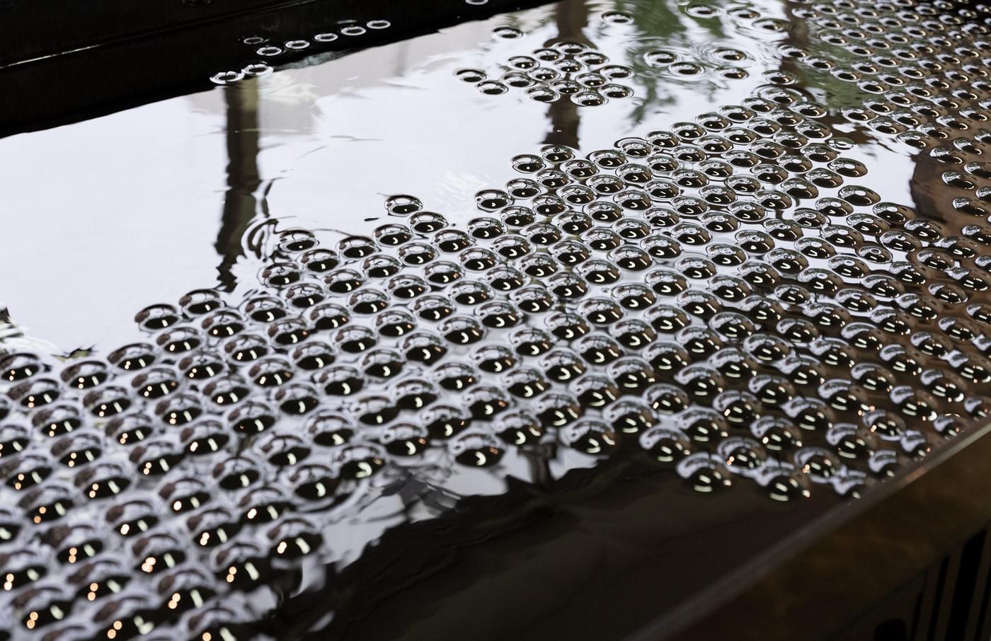 윤성필 &#39;액체 조각 프로젝트 01&#39;, 전자석, 액체자성유도체, 알루미늄프로파일 등, 170x98x75㎝, 2019.&#40;작가 제공&#41;ⓒ 뉴스1