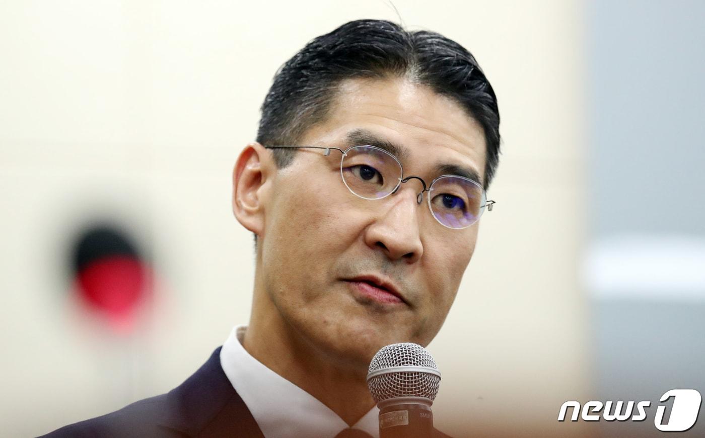 본문 이미지 - 존리 구글 코리아 대표가 4일 서울 여의도 국회에서 열린 과학기술정보방송통신 위원회 국정감사에서 증인으로 출석해 질의에 답변하고 있다. 2019.10.4/뉴스1 ⓒ News1 김명섭 기자