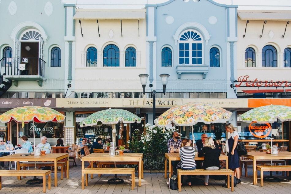 본문 이미지 - 과거의 향수를 간직한 크라이스트처치의 '뉴리젠트 스트리트' 풍경. 이하 뉴질랜드관광청 제공