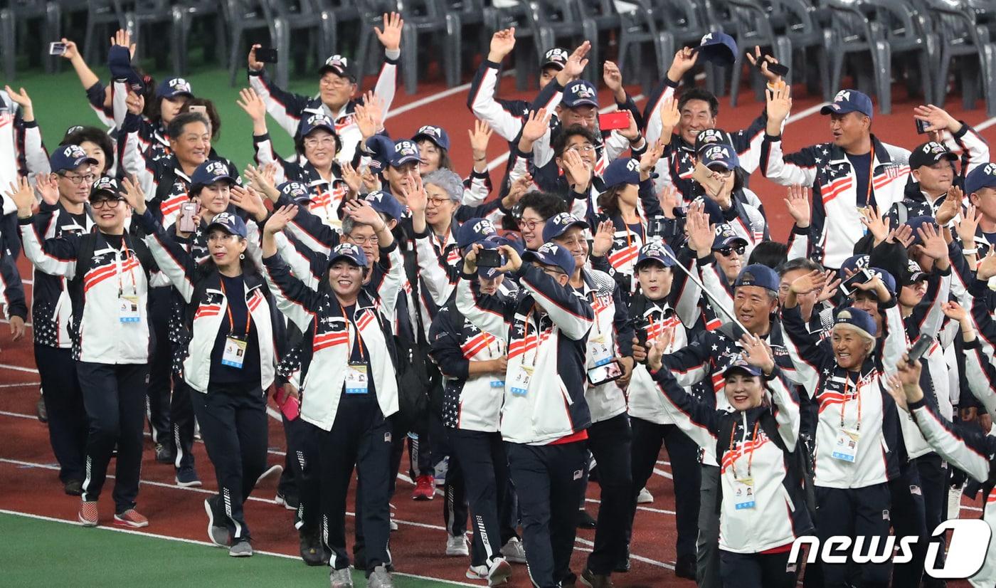 본문 이미지 - 4일 서울 송파구 잠실주경기장에서 열린 제100회 전국체육대회에서 재미동포 선수단이 입장하고 있다.  2019.10.4/뉴스1 ⓒ News1 송원영 기자