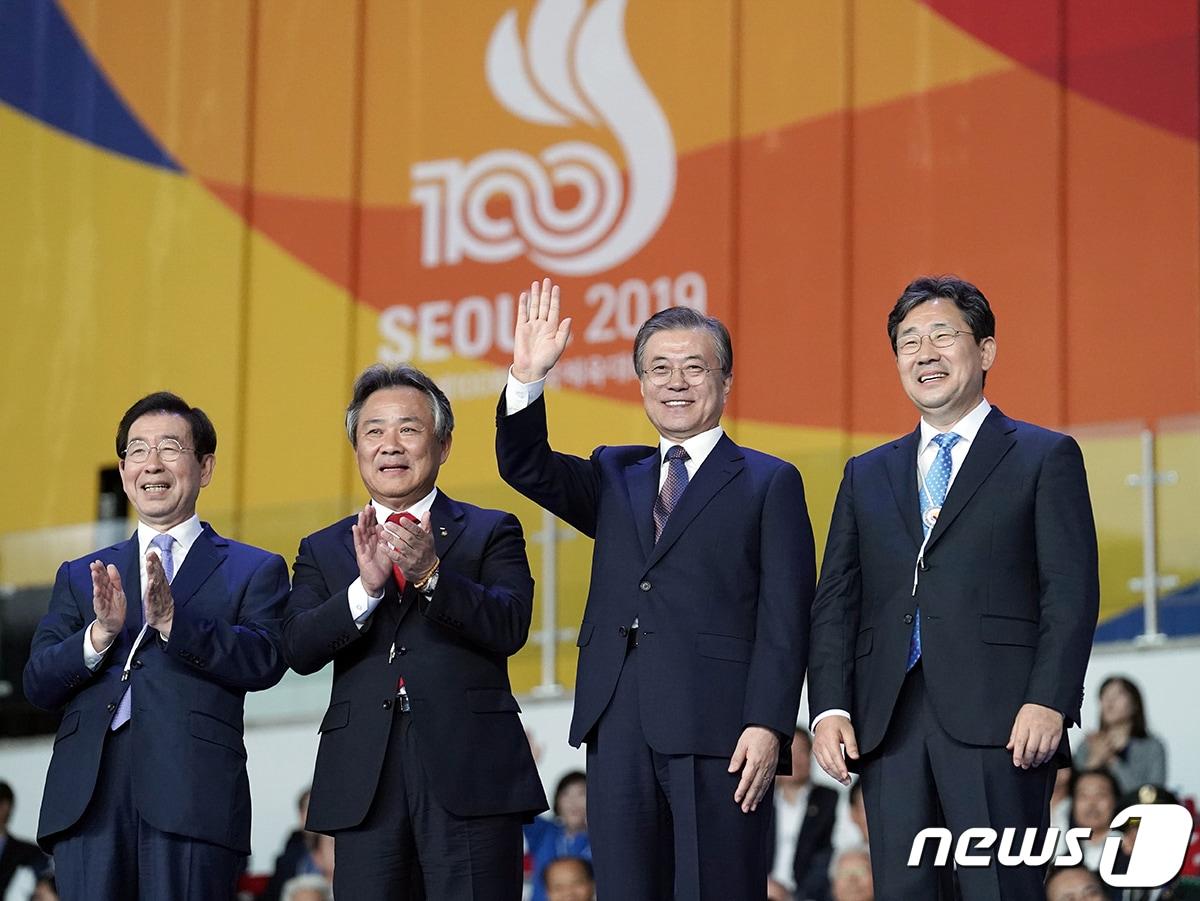 본문 이미지 - 문재인 대통령이 4일 서울 송파구 잠실주경기장에서 열린 제100회 전국체육대회에 참석해 손을 흔들고 있다. 왼쪽부터 박원순 서울시장, 이기흥 대한체육회장, 문 대통령, 박양우 문화체육부 장관. (청와대 제공)2019.10.4/뉴스1