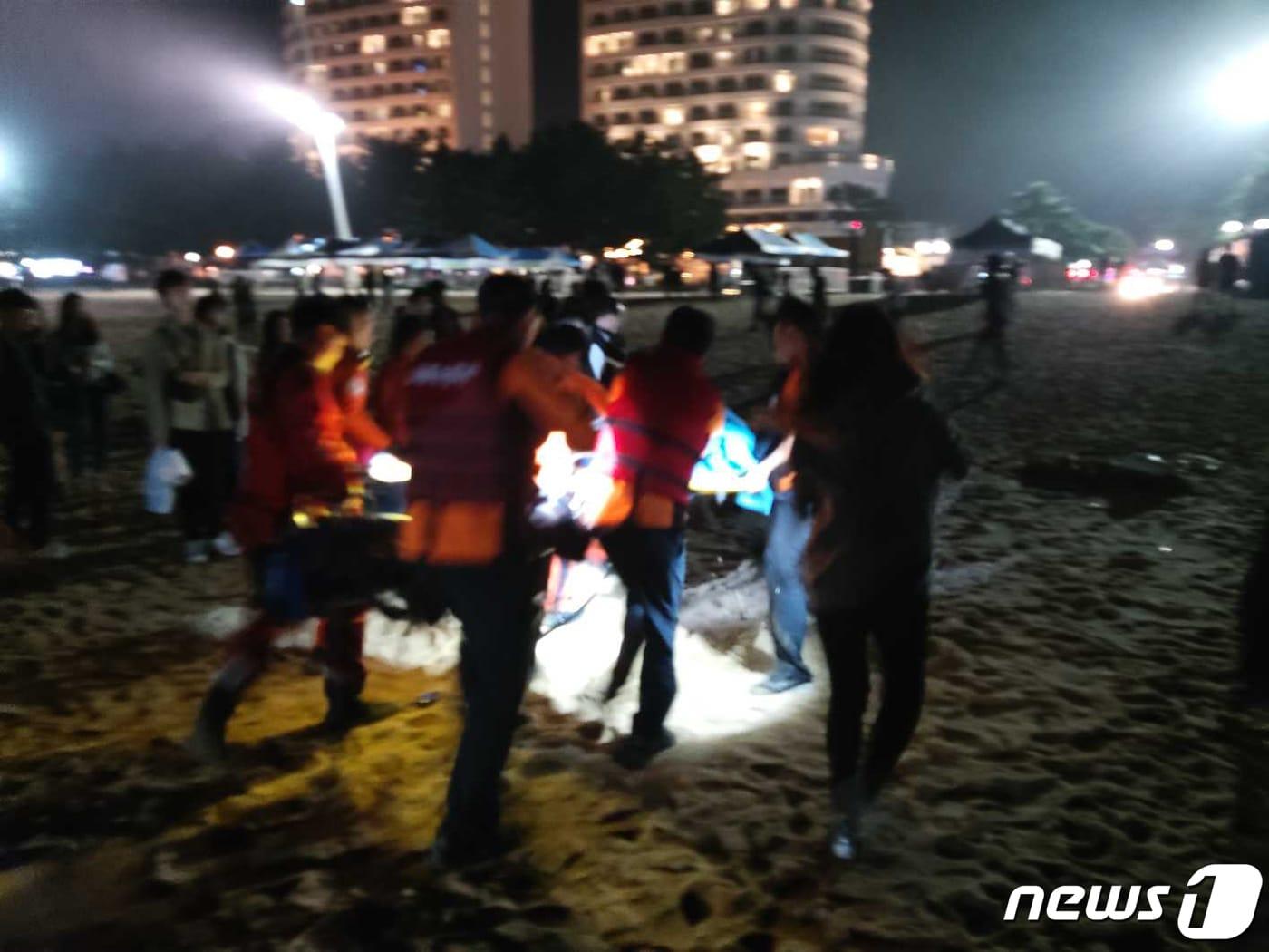 본문 이미지 - 지난 4일 오후 오후 10시42분쯤 강원 강릉시 경포해변에서 김모군(5)이 부모와 해변을 거닐던 중 파도에 휩쓸려 바다에 빠졌다가 신고를 받고 출동한 소방대원에 의해 구조돼 병원으로 이송되고 있다. 김군은 구조 당시 심정지 상태로 심폐소생술을 받으며 병원에 이송됐으나 끝내 숨졌다.(강원소방본부 제공)2019.10.5/뉴스1 ⓒ News1 이찬우 기자