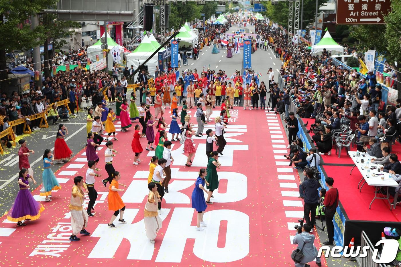 본문 이미지 - 지난해 열린 제16회 '추억의 충장축제'에서 하이라이트인 거리 퍼레이드를 펼쳐지고 있다.(광주 동구 제공) /뉴스1 DB ⓒ News1