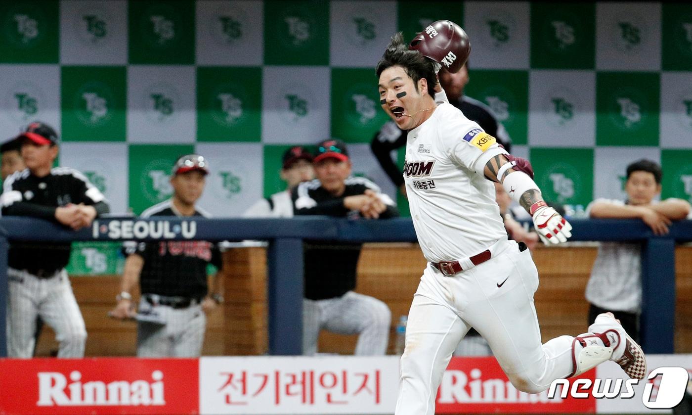 6일 오후 서울 구로구 고척스카이돔에서 열린 프로야구 2019 신한은행 마이카 KBO리그 포스트시즌 준플레이오프 1차전 LG 트윈스와 키움 히어로즈 경기 9회말 키움 박병호가 끝내기 홈런을 날린뒤 환호하고 있다. 2019.10.6/뉴스1 ⓒ News1 안은나 기자