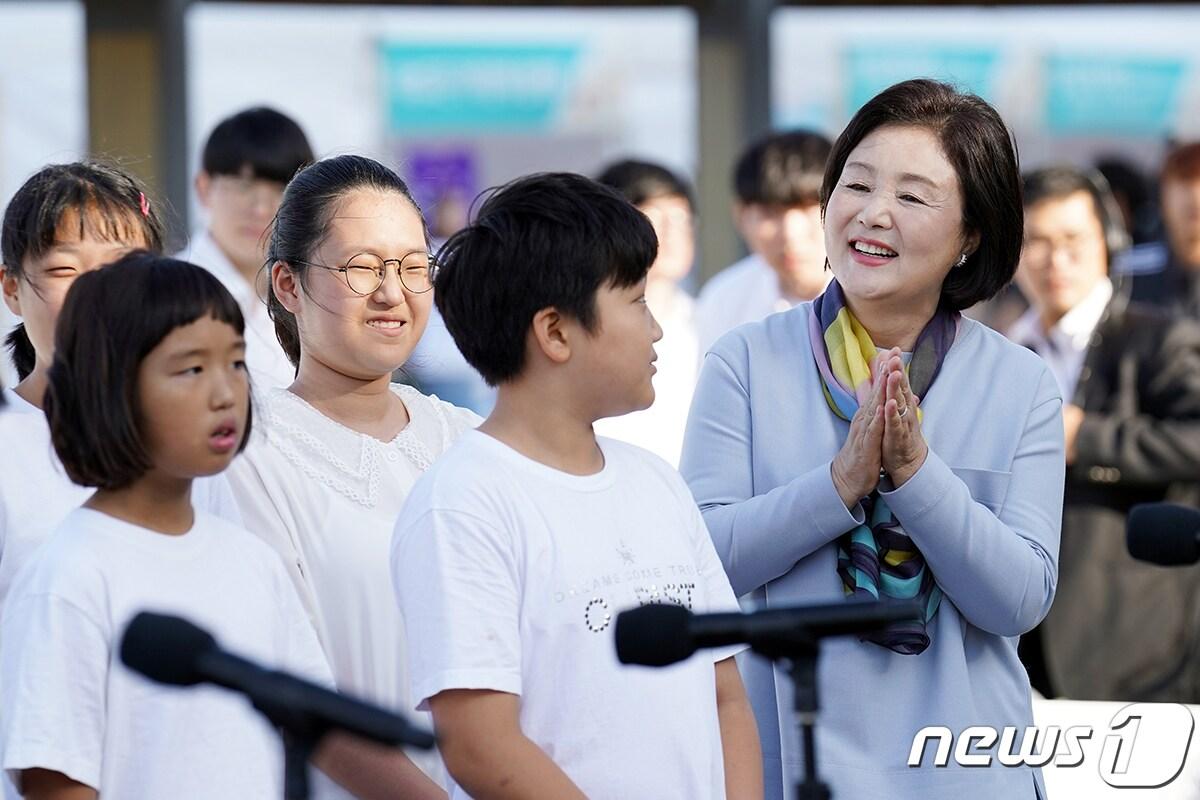 본문 이미지 - 문재인 대통령 부인 김정숙 여사가 6일 부산 국립해양박물관에서 열린 '세상모든가족함께 바다나들이' 행사에 참석해 합창 공연을 보며 박수치고 있다.(청와대 제공) 2019.10.6/뉴스1