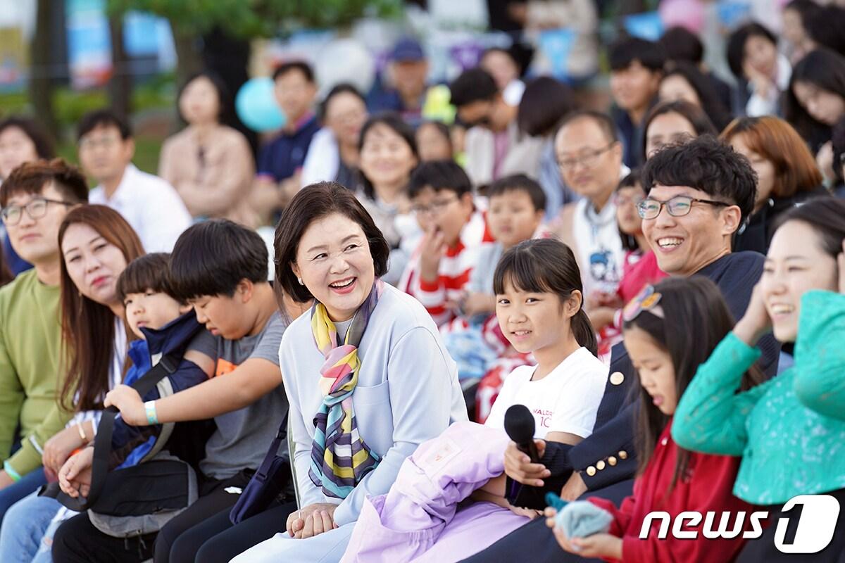 본문 이미지 - 문재인 대통령 부인 김정숙 여사가 6일 부산 국립해양박물관에서 열린 '세상모든가족함께 바다나들이' 행사에 참석하고 있다.(청와대 제공) 2019.10.6/뉴스1