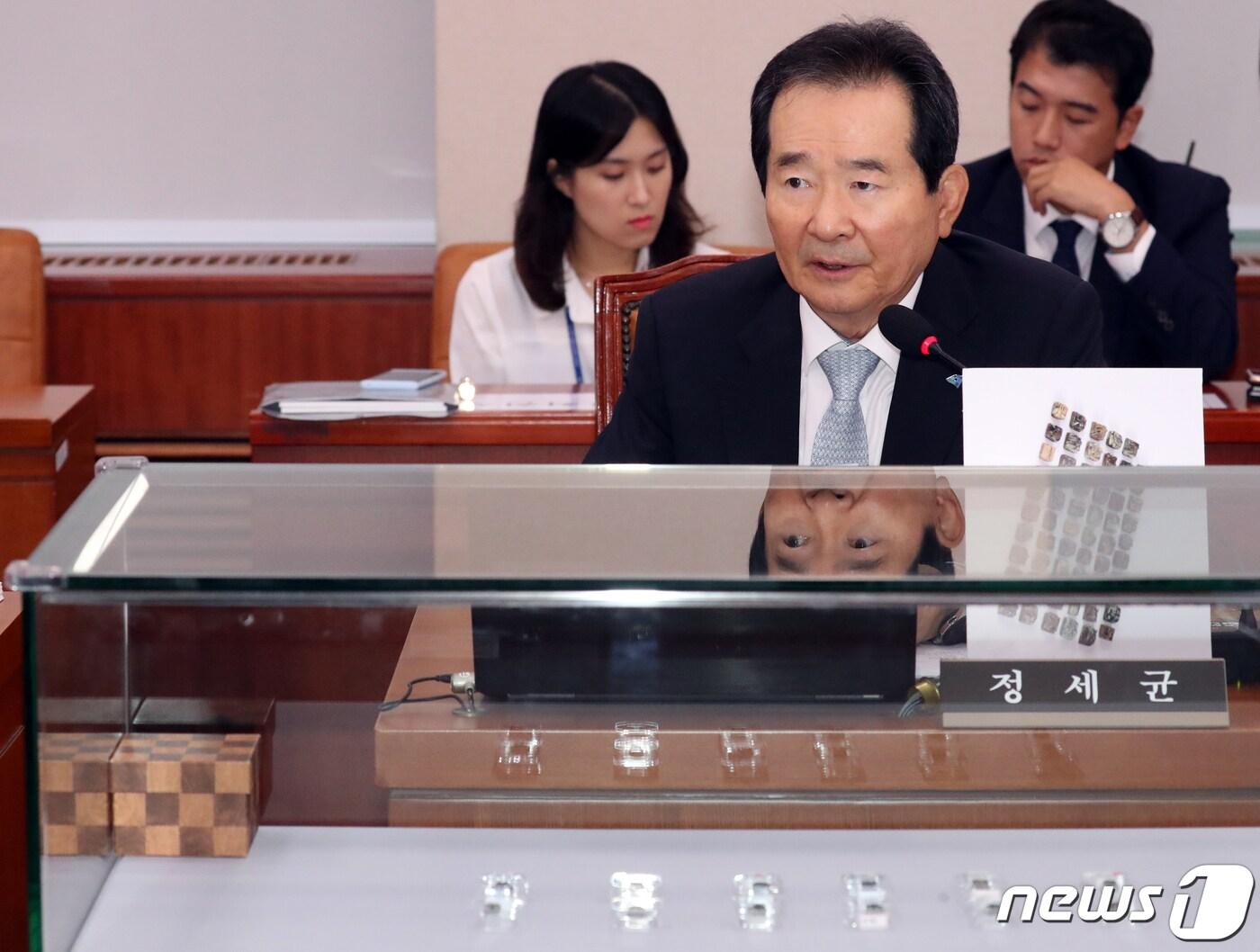 본문 이미지 - 정세균 더불어민주당 의원이 7일 서울 여의도 국회에서 열린 문화재청, 소관 공공기관 및 유관기관 국정감사에서 고려 금속활자 관련 질의를 하고 있다. 2019.10.7/뉴스1 ⓒ News1 김명섭 기자