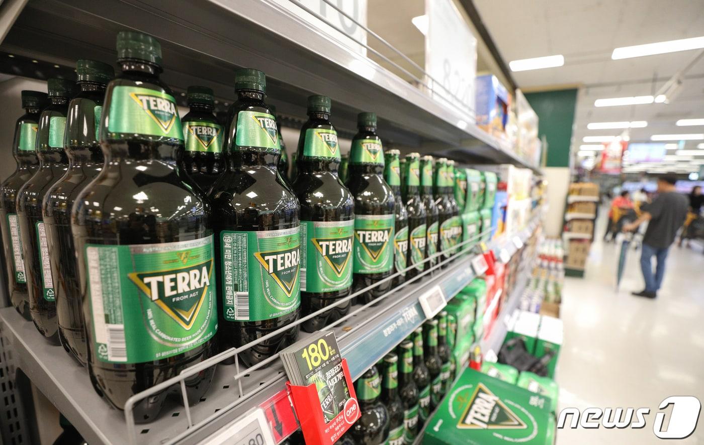 서울의 한 대형마트에 테라 맥주가 진열돼 있다. /뉴스1 ⓒ News1 성동훈 기자