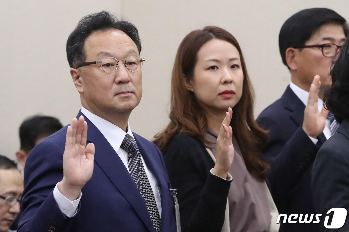 본문 이미지 - 이우석 코오롱생명과학 대표가 지난 10월7일 오후 서울 여의도 국회에서 열린 보건복지위원회의의 식품의약품안전처 국정감사에서 증인선서를 하고 있다. ⓒ News1 임세영 기자