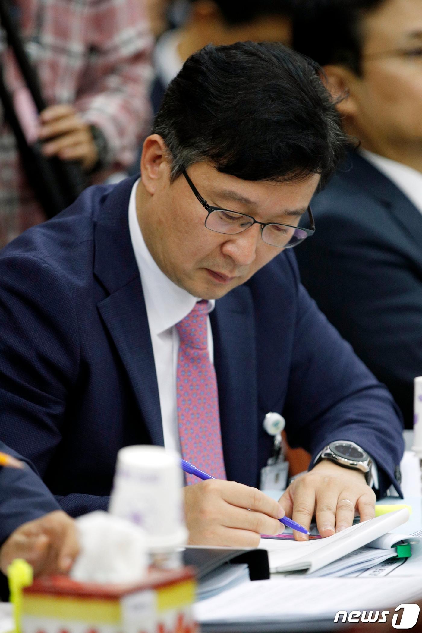 본문 이미지 - 조국 법무부 장관 관련 수사를 맡았던 송경호 당시 서울중앙지검 3차장이 서울 서초구 고등검찰청에서 열린 국회 법제사법위원회의 서울고검 및 서울중앙지검, 서울동·남·북·서부지검, 의정부·인천·수원·춘천지검에 대한 국정감사에서 메모를 하고 있다. 2019.10.7/뉴스1 ⓒ News1 안은나 기자