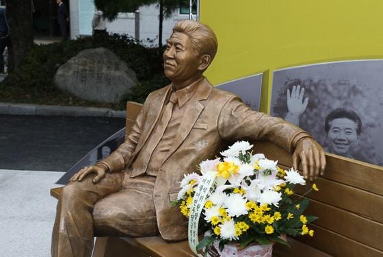 본문 이미지 - 2019년 10월 7일 부산 개성고등학교(옛 부산상고)에 고 노무현 전 대통령 동상이 자리했다. ⓒ News1