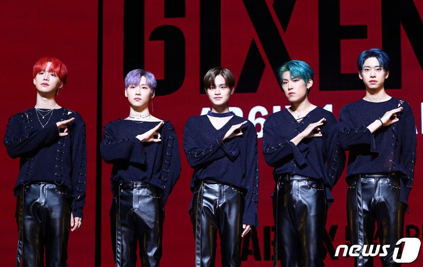 본문 이미지 - 그룹 에이비식스(AB6IX)의 영민(왼쪽부터), 전웅, 이대휘, 박우진, 동현이 7일 오후 서울 동대문구 경희대학교 평화의 전당에서 열린 첫번째 정규 앨범 '6IXENSE' 발매 기념 쇼케이스에 참석해 포즈를 취하고 있다. 2019.10.7/뉴스1 ⓒ News1 권현진 기자