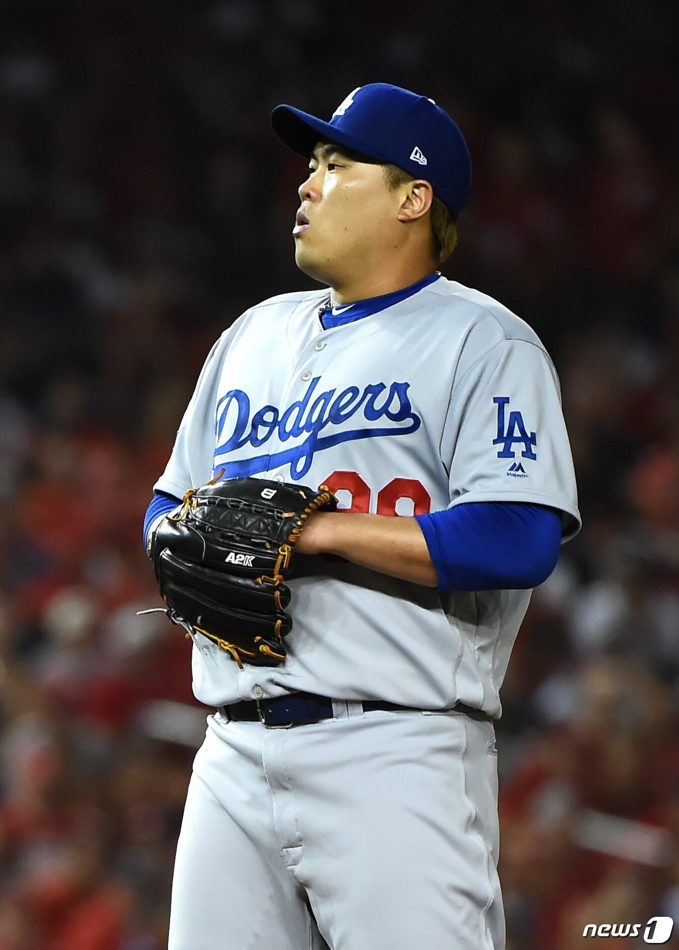 본문 이미지 - 류현진이 7일 메이저리그 개인통산 포스트시즌 3승째를 기록했다. ⓒ AFP=뉴스1