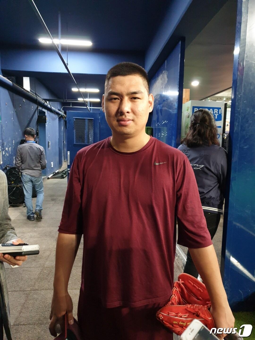 본문 이미지 - 키움 히어로즈 윤영삼이 7일 서울 고척스카이돔에서 열리는 LG 트윈스와 2019 신한은행 마이카 KBO 준플레이오프 2차전을 앞두고 득남 소감을 밝혔다. ⓒ 뉴스1